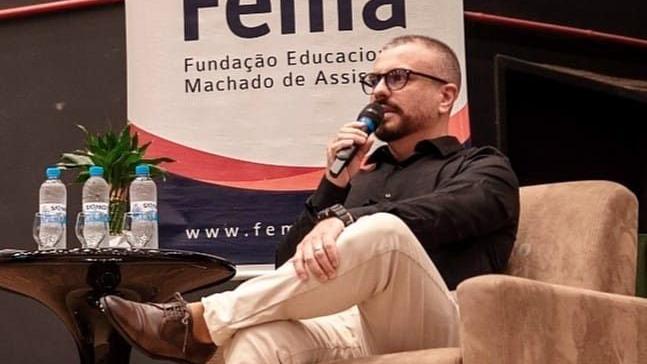 Homem sentado falando ao microfone em evento - professor de História da Universidade Regional do Pampa (Unipampa) Jeremyas Machado Silva, de Santa Rosa