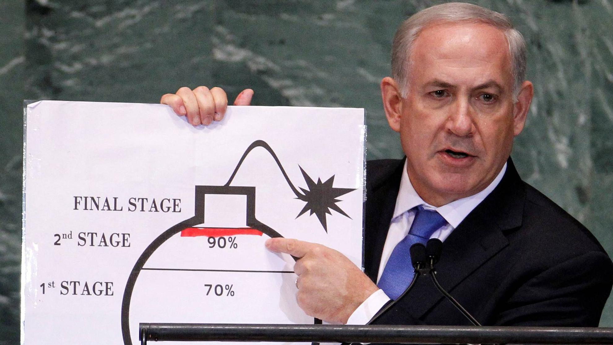 Benjamín Netanyahu muestra un dibujo con el diagrama de una bomba y una línea roja para la cifra 90% para ilustrar la amenaza del programa nuclear de Irán, ante la Asamblea General de la ONU, 27 de septiembre, 2012