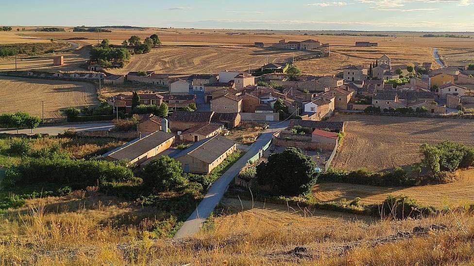 Desde las cuevas se ve abajo el pueblo y un amplio horizonte hacia el oeste.