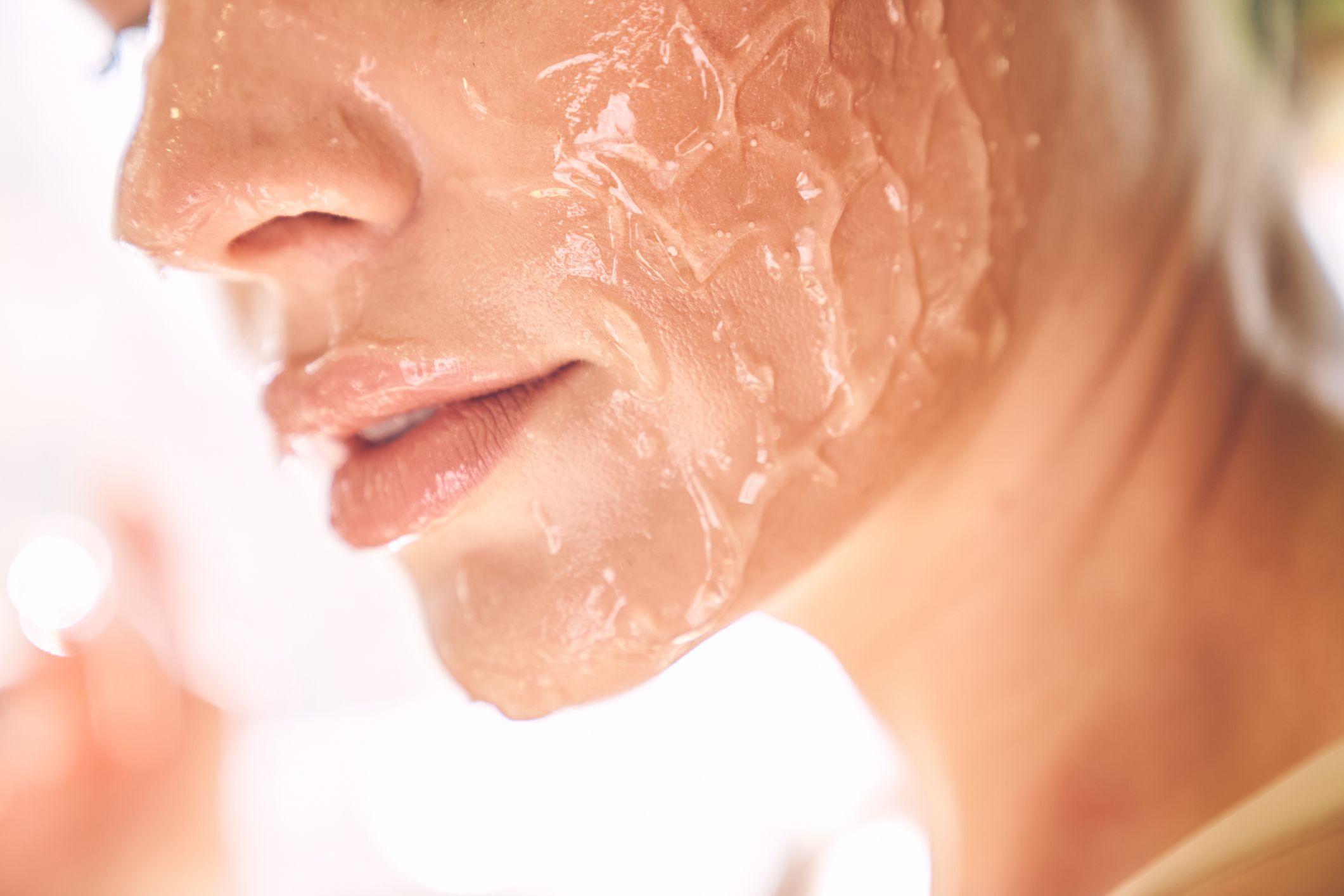 Cara de una mujer con crema 