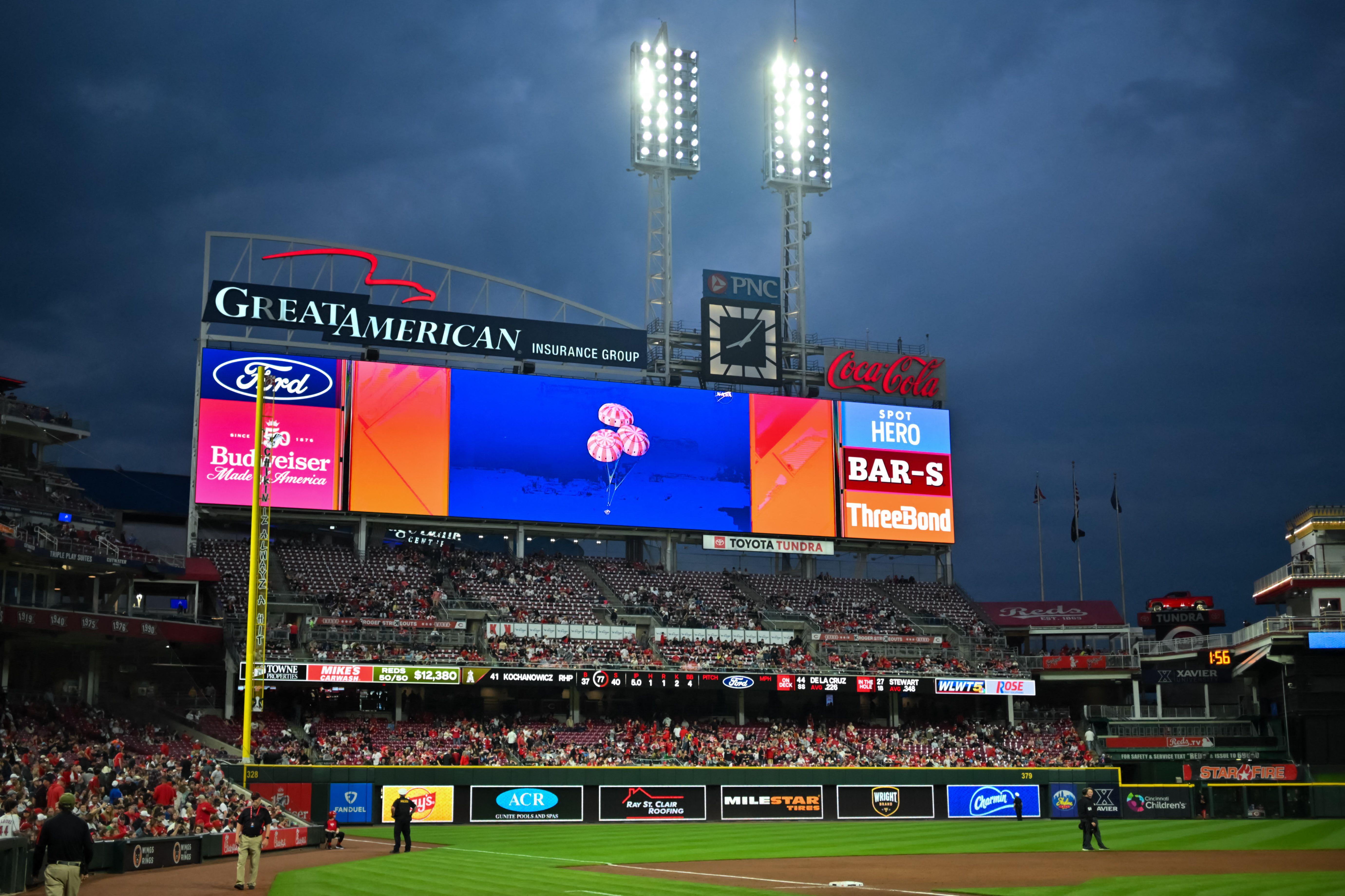 Una pantalla gigante en el estadio de béisbol de Cincinnati, Ohio, proyecta el amerizaje de la cápsula Orión