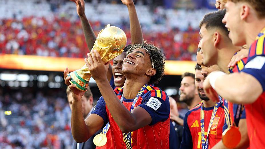 Lamine Yamal Celebrates World Cup Win With Little Brother Who Charmed Lamine Yamal Celebrates World Cup Win With Little Brother Who Charmed