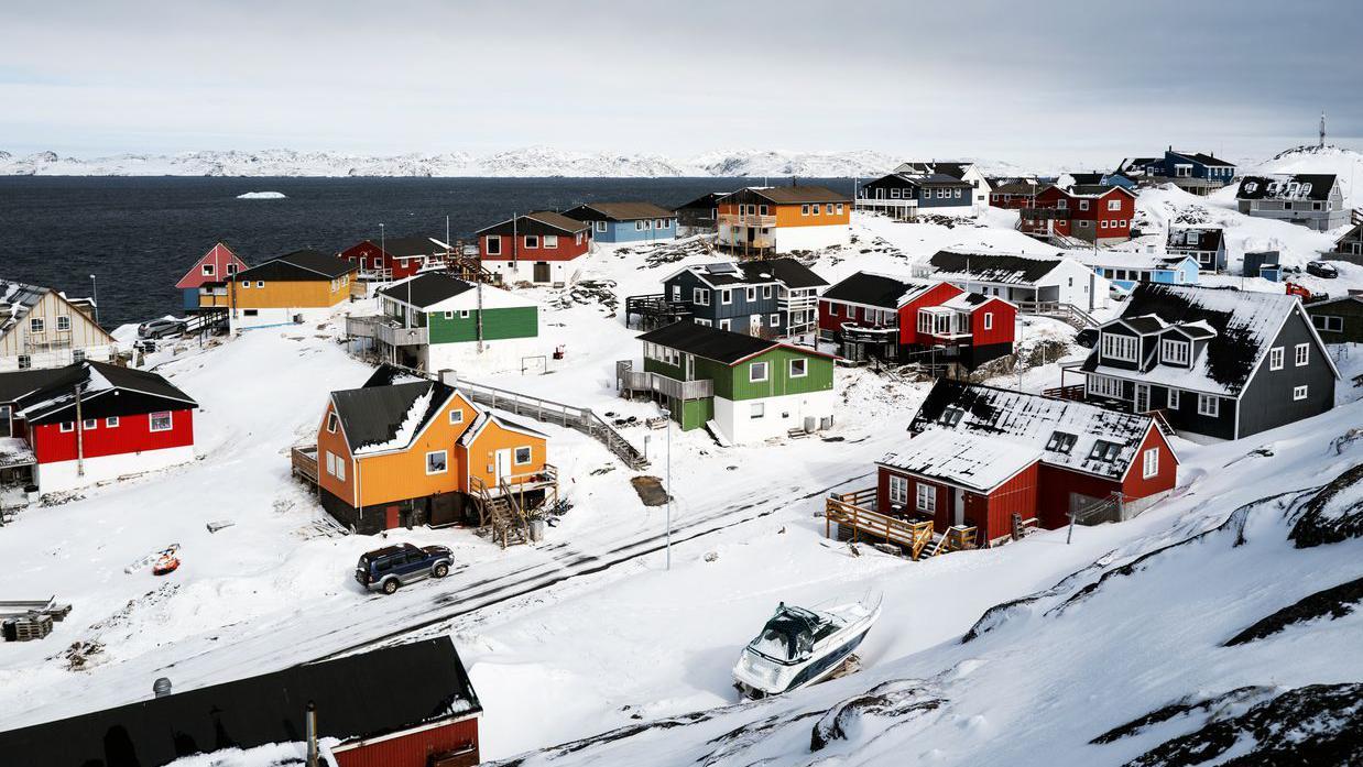 Una vista panorámica de viviendas sobre la costa en Nuuk, Groenlandia, el sábado 3 de mayo de 2025.
