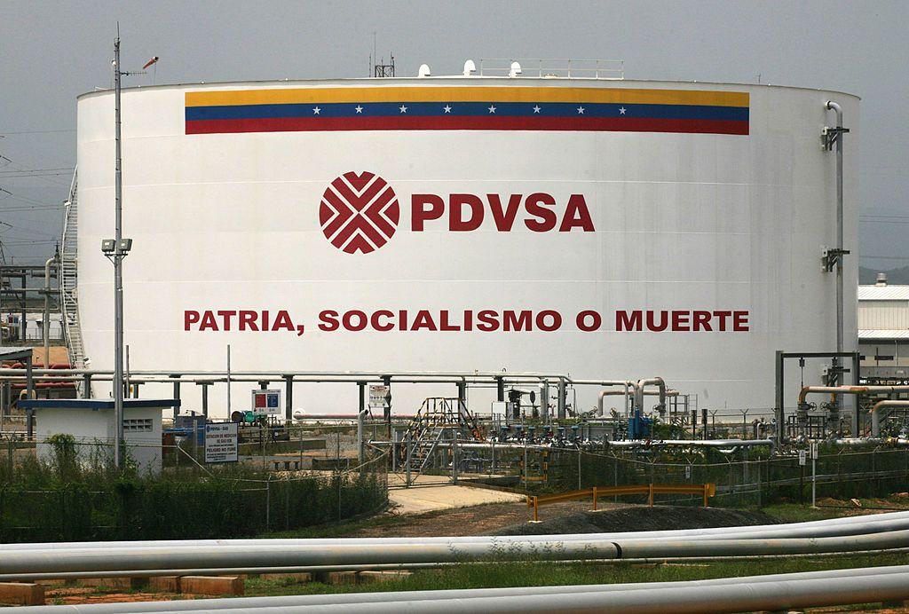 Un tanque de Pdvsa con el lema "Patria, socialismo o muerte".