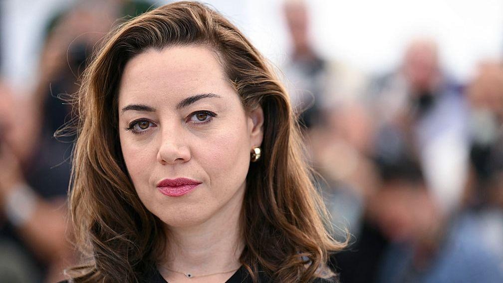 Aubrey Plaza says grief is a giant ocean of awfulness