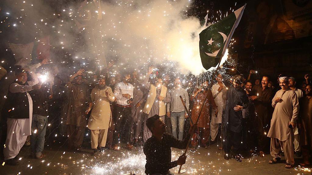10 مئی 2025 کی تصویر: انڈیا اور پاکستان میں جنگ بندی کے بعد پاکستان کے شہر حیدرآباد میں جشن منایا جا رہا ہے