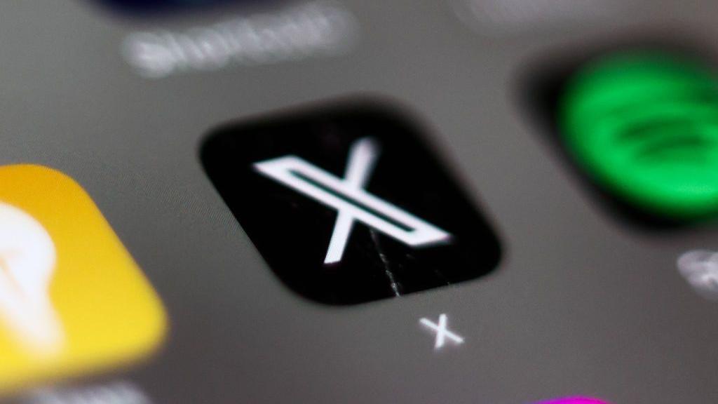 Elon Musks X down for tens of thousands of users 