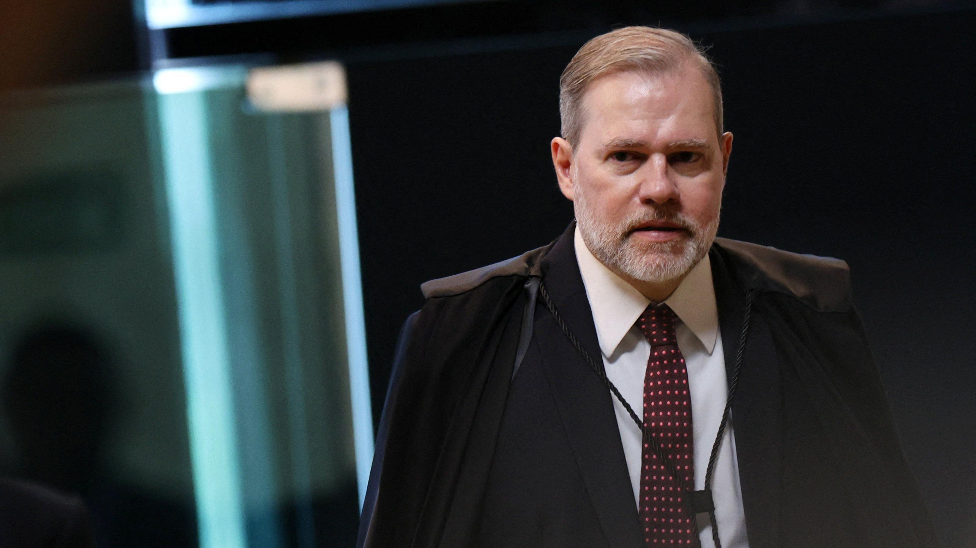 Ministro Jos&eacute; Antonio Dias Tofolli usando a toga e caminhando.