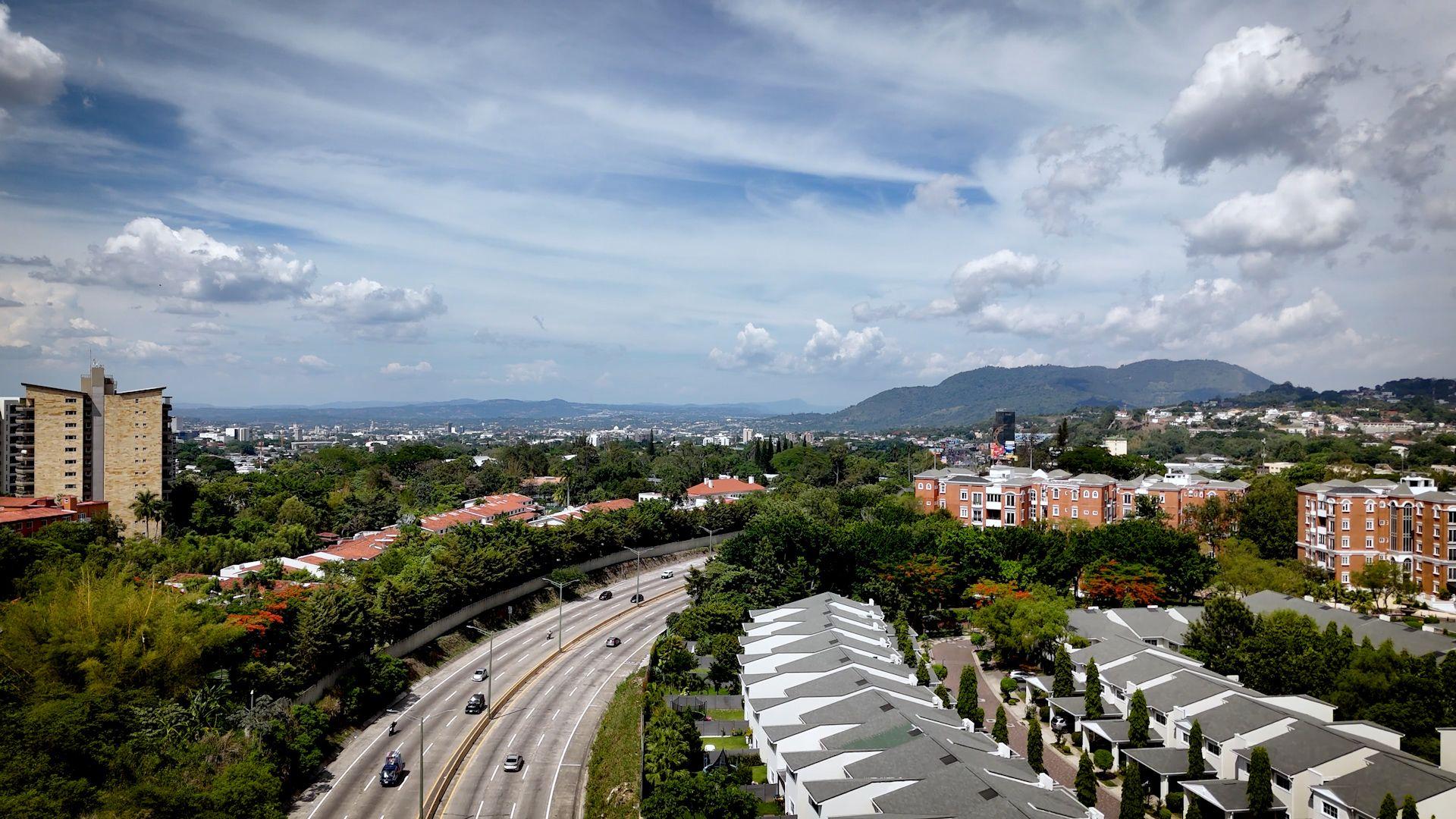 Vista a&eacute;rea de condom&iacute;nios de casas e edif&iacute;cios rec&eacute;m-constru&iacute;dos em San Salvador