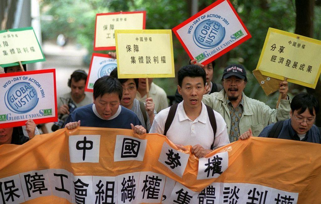 韓東方（中）和前立法會議員李卓人（左）等在香港的北京駐港聯絡處領導有關中國加入世界貿易組織的抗議活動。