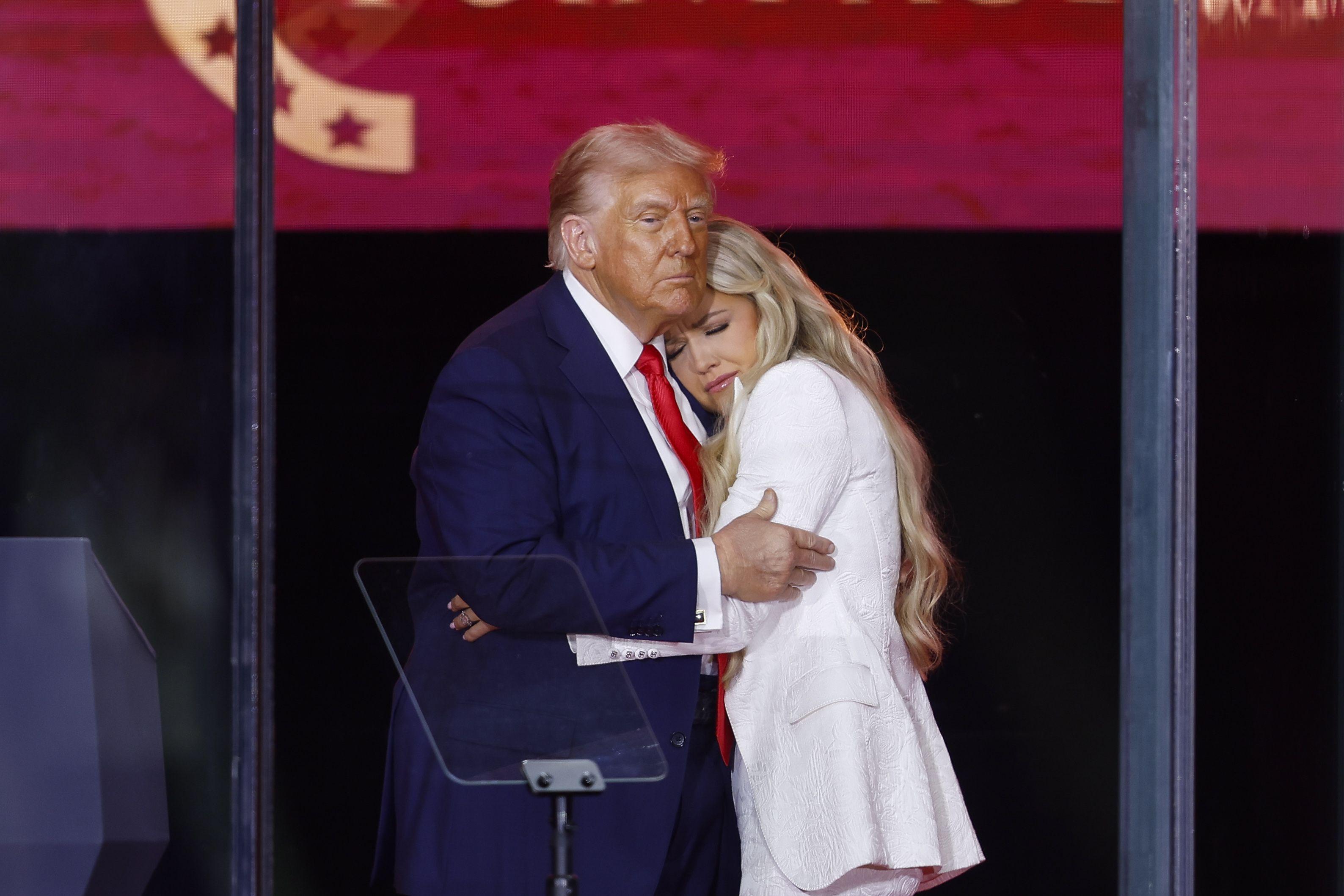 Tramp i Erika Kirk na komemoraciji Čarliju Kirku, ubistvo čarlija kirka, charlie kirk, komemoracija čarliju Kirku