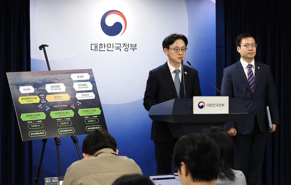 김정관 산업통상부 장관과 여한구 통상교섭본부장이 14일 서울 종로구 정부서울청사에서 한미 관세협상 팩트시트 및 MOU 관련 브리핑을 하고 있다