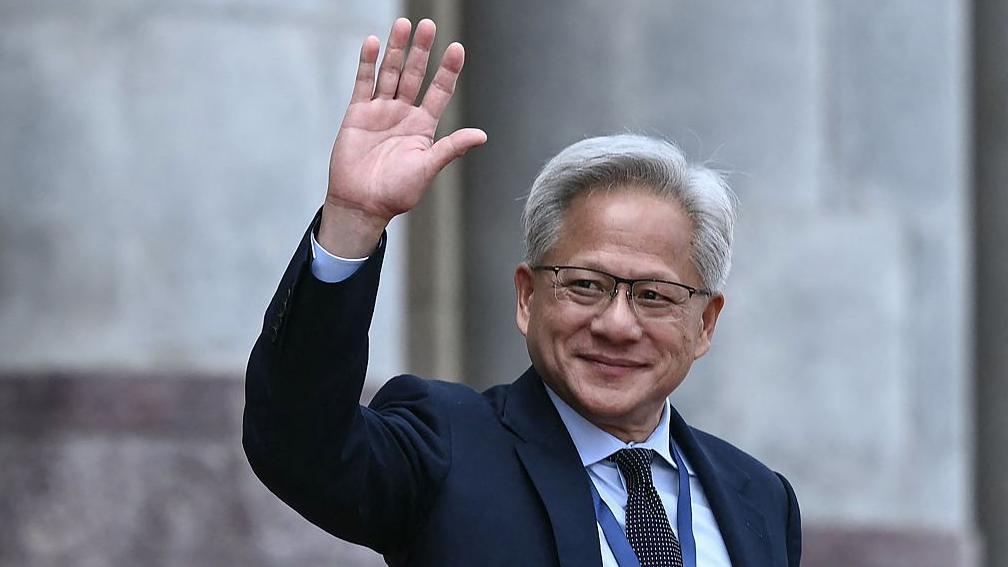 Jensen Huang, fundador e CEO da Nvidia, acena ap&oacute;s uma cerim&ocirc;nia de boas-vindas ao presidente dos EUA, Donald Trump, no Grande Sal&atilde;o do Povo, em Pequim, em 14 de maio de 2026.