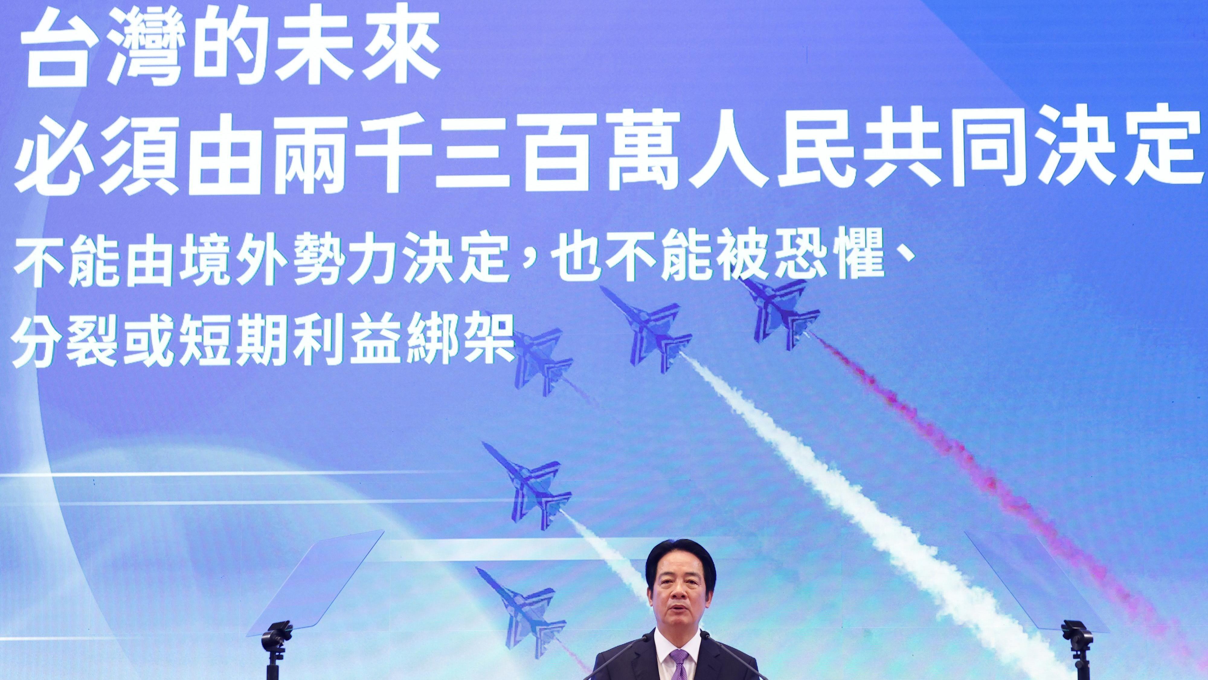 台灣總統府內賴清德發表執政兩週年談話，背後大型屏幕上打出「台灣的未來必須由2300萬人民共同決定」字樣（20/5/2026）