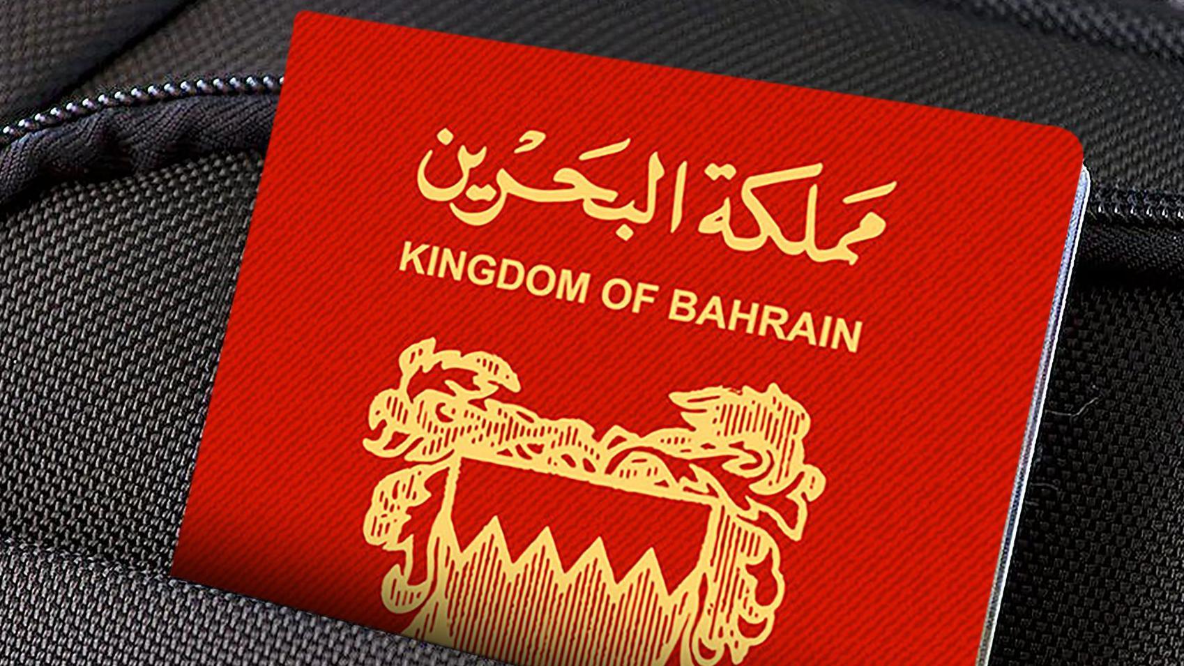 Una representación de lo que parece ser un pasaporte del Reino de Bahréin. Es rojo, con letras y un motivo dorados, y está guardado en el bolsillo de lo que parece ser una bolsa negra.