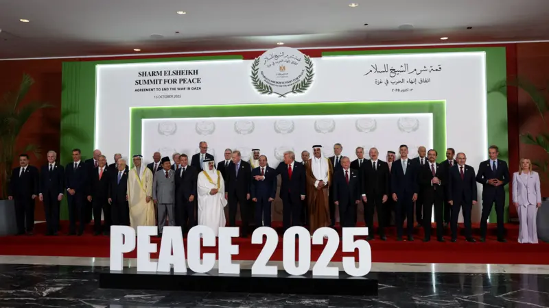 Svetski lideri stoje ispred znaka Mir 2025