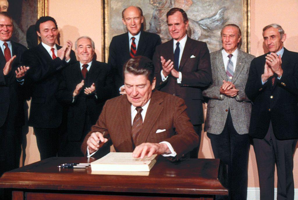 Reagan firmando la ley IRCA en noviembre de 1986.