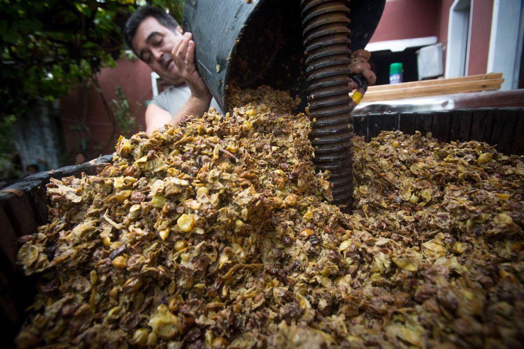 Proceso de producción que genera el orujo de uva