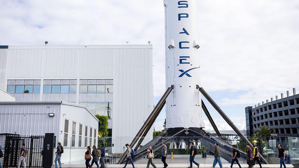 Elon Musks SpaceX valued at nearly $1.8tn ahead of record share sale