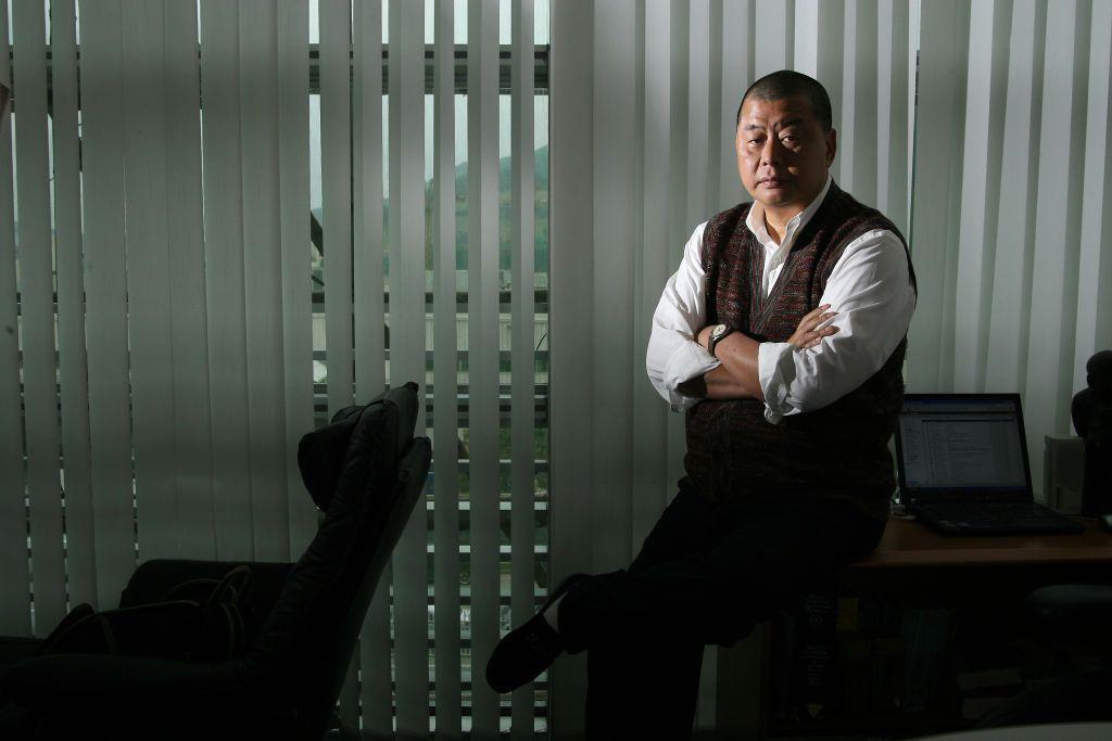 黎智英身處在壹傳媒集團辦公室內拍照