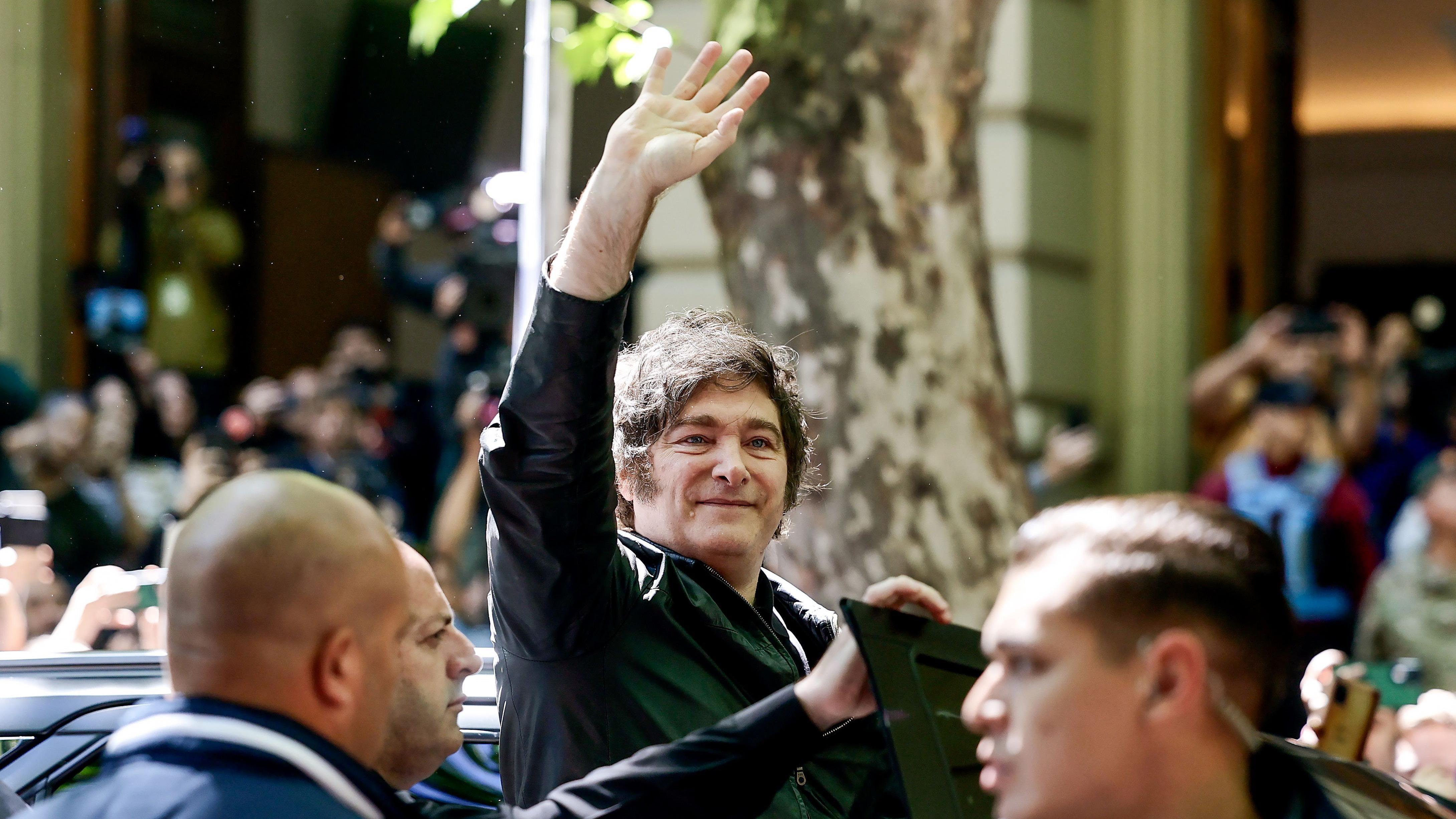 Javier Milei, presidente de Argentina, saludando desde un auto