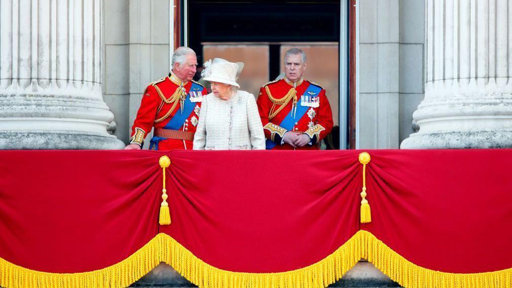 الملك تشارلز والأمير السابق أندرو والملكة الراحلة إليزابيث