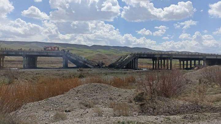 이란 국영 통신사 IRNA가 공개한 파손된 고속도로 사진