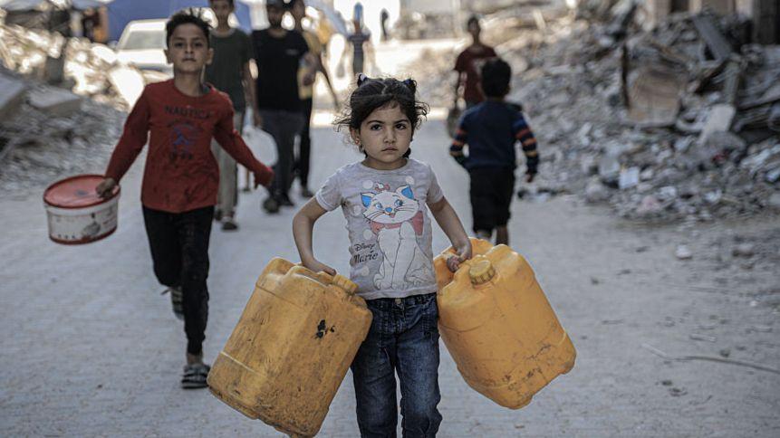 Gaza aid centres close for day as Israel warns roads to sites are 'combat zones'