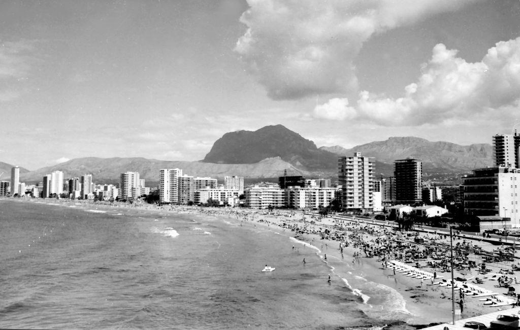 Vista de Benidorm en 1964, donde ya se aprecian algunos edificios de altura.