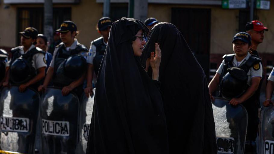 Miembros de la secta Lev Tahor se manifiestan afuera de los centros de acogida en los que fueron dejados los niños rescatados por las autoridades guatemaltecas, enero 2025. 