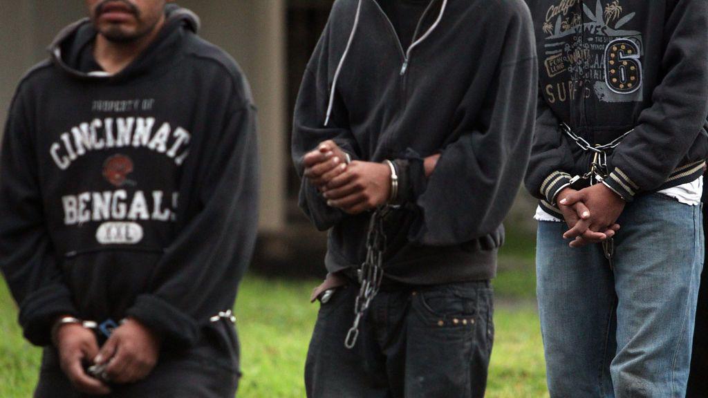 Migrantes esposados por ICE