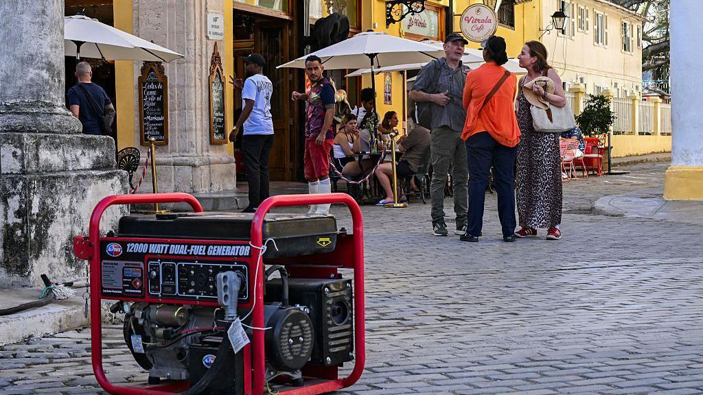 Un generador de energía frente a una tienda de La Habana.