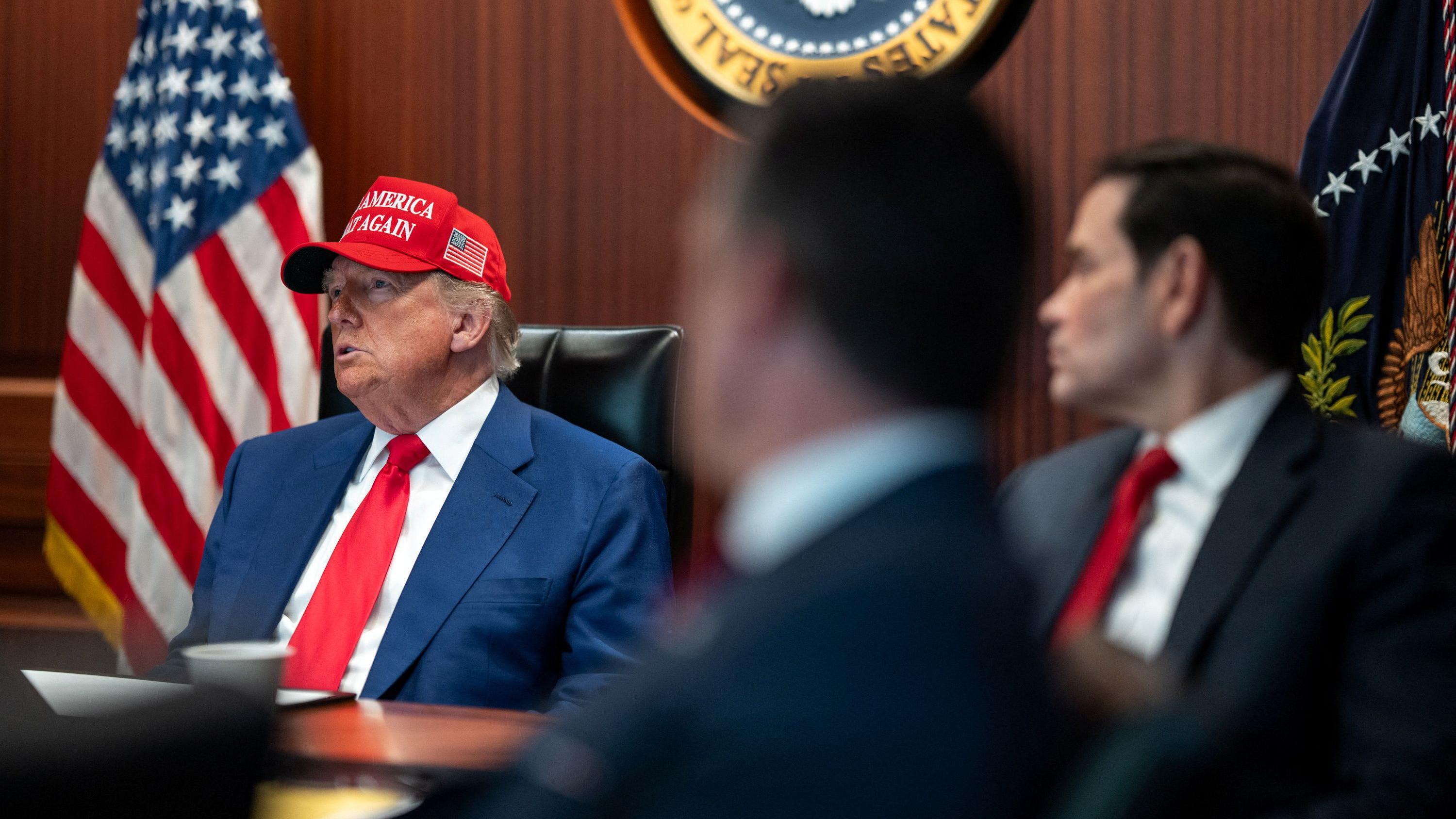 Donald Trump en la situation room con Marco Rubio
