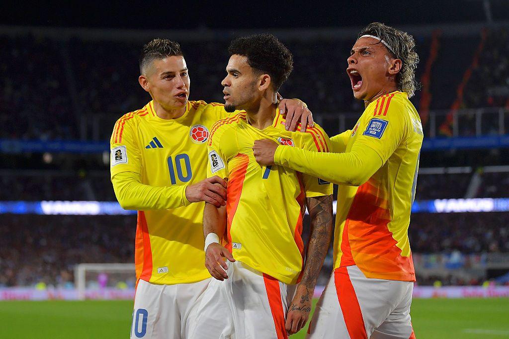 James Rodríguez, Luis Díaz y Richard Ríos celebran un gol