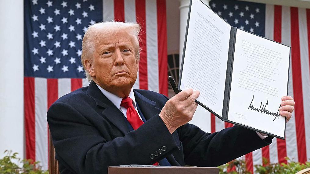 Donald Trump insiste en que Estados Unidos sale perjudicado con el sistema de comercio global actual y busca reconfigurarlo. 