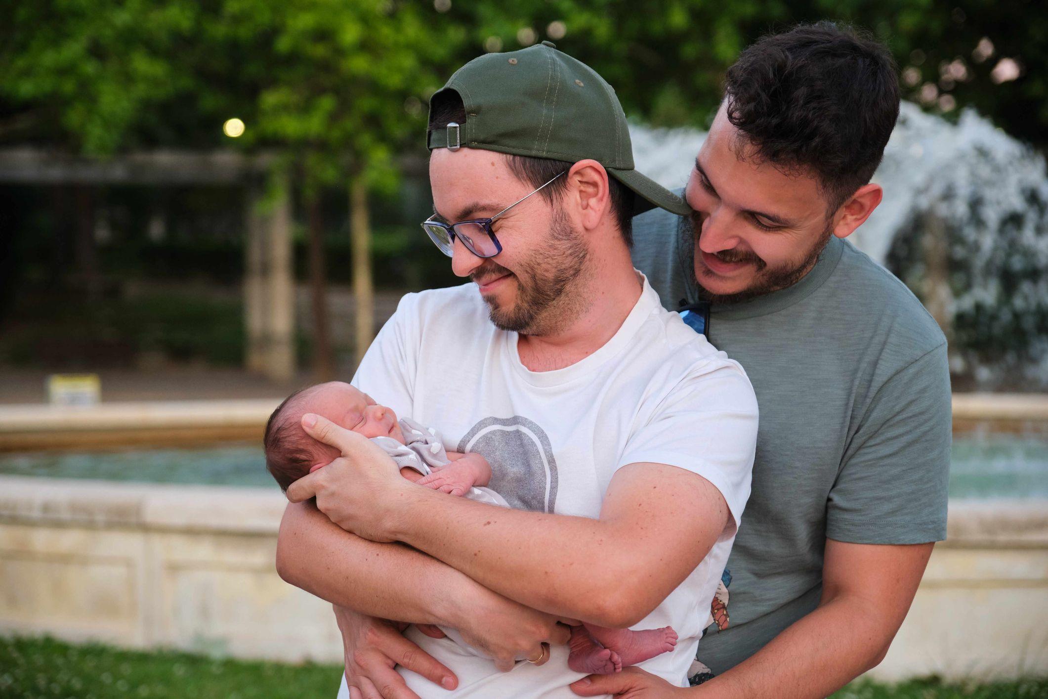 Una pareja de hombres gay con su bebé recién nacido