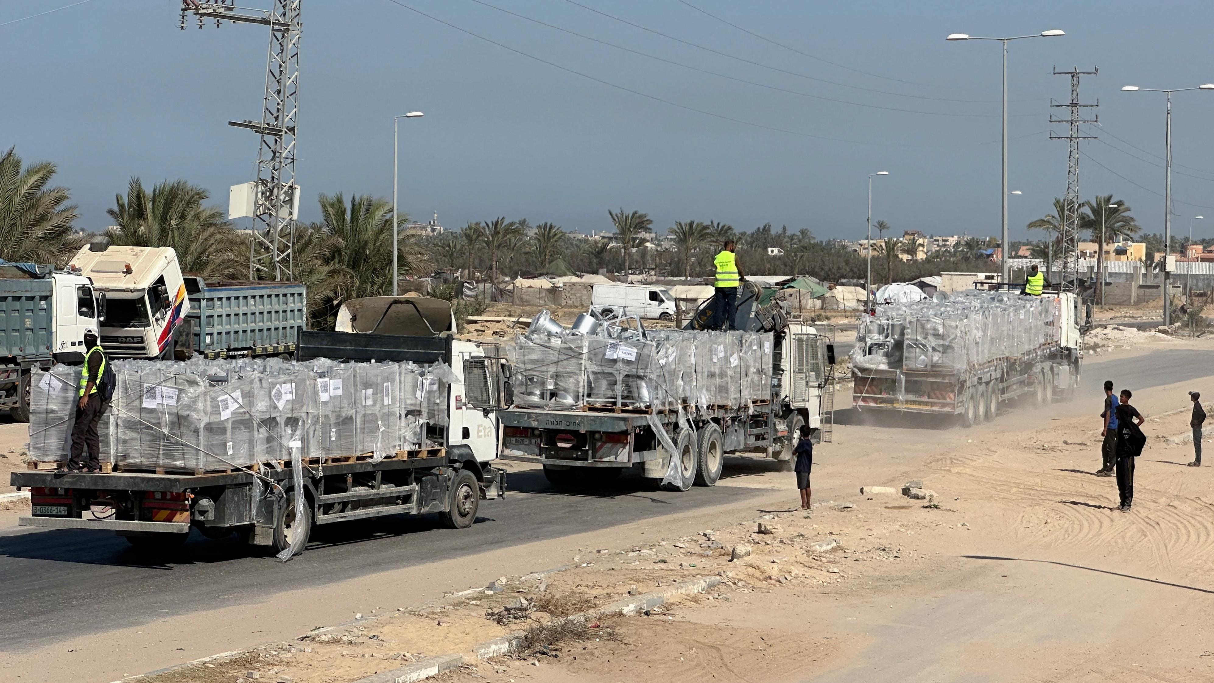 شاحنات تحمل مساعدات للفلسطينيين، وسط وقف إطلاق النار بين إسرائيل وحماس في غزة، في دير البلح