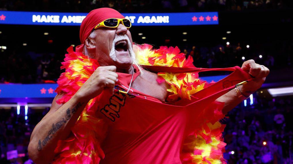 Terry Bollea interpretando a su personaje de Hulk Hogan en un evento de MAGA