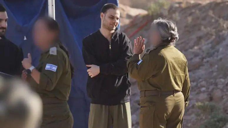 Alon Ohel, koji ima i državljanstvo Srbije, u razgovoru sa lekarkom iz IDF-a