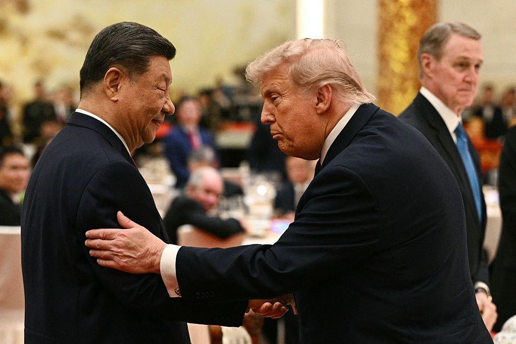 在北京人民大會堂舉行的國宴上，中國國家主席習近平（左）望向美國總統唐納・特朗普。