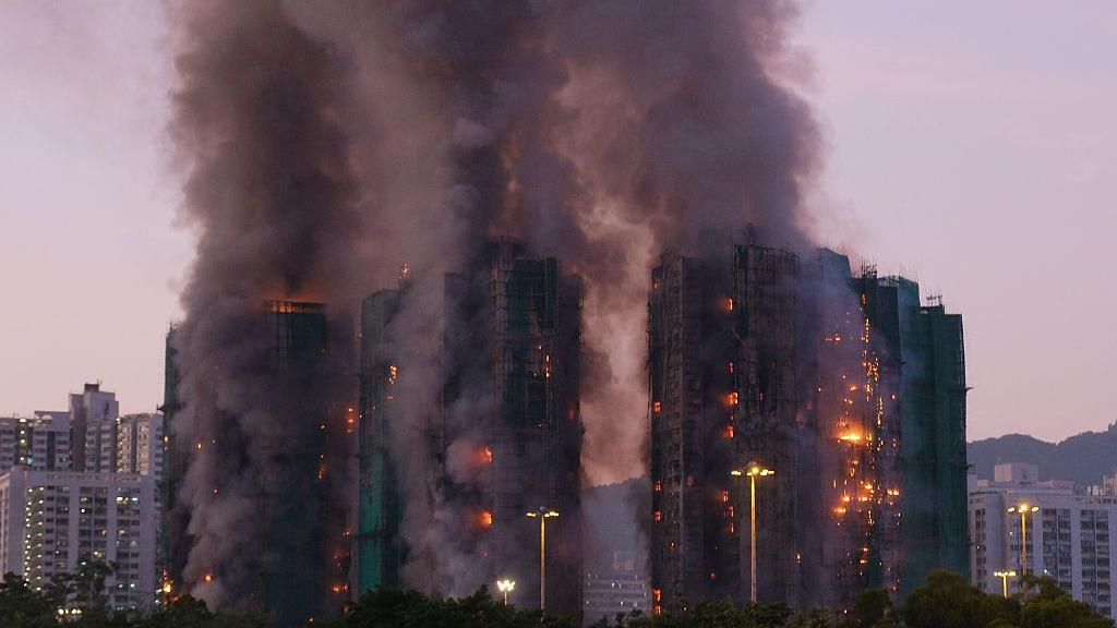 對於大火如何演變成「火燒連環船」，外界圍繞三個爭議點：竹棚、棚網和發泡膠板。