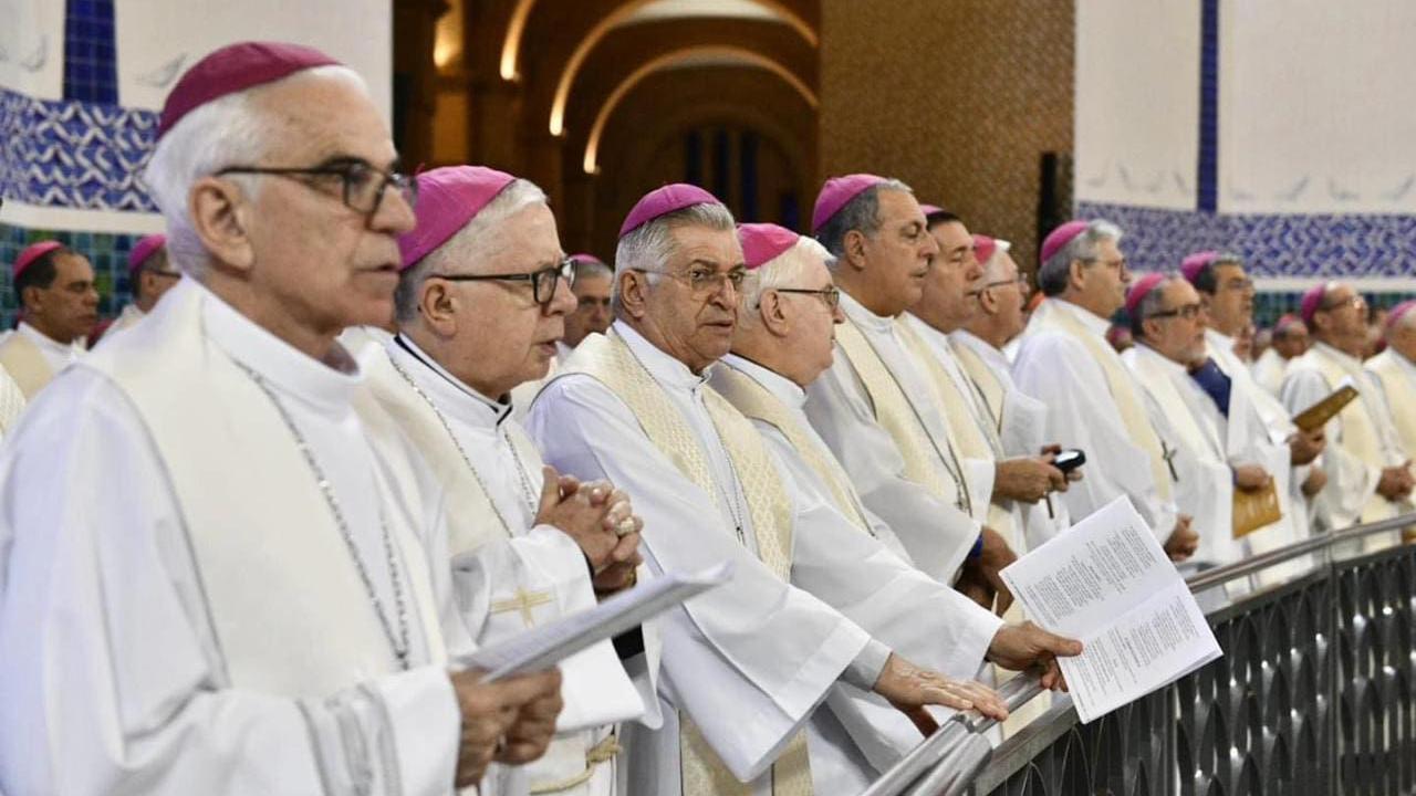 Bispos participam de missa durante a 61ª edição da Assembleia Geral da Conferência Nacional dos Bispos do Brasil, em 10 de abril de 2024