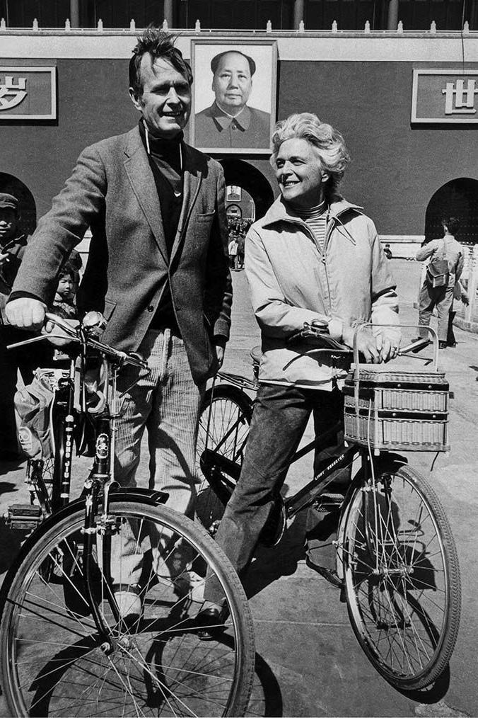 老布什（左）與夫人芭芭拉·布什（右）在北京天安門廣場上騎自行車（1974）