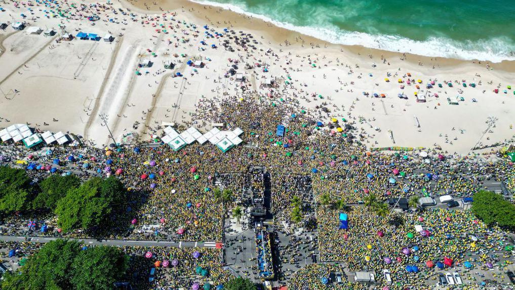 Vista a&eacute;rea de apoiadores de Bolsonaro durante um ato na praia de Copacabana, em abril de 2024, no Rio de Janeiro