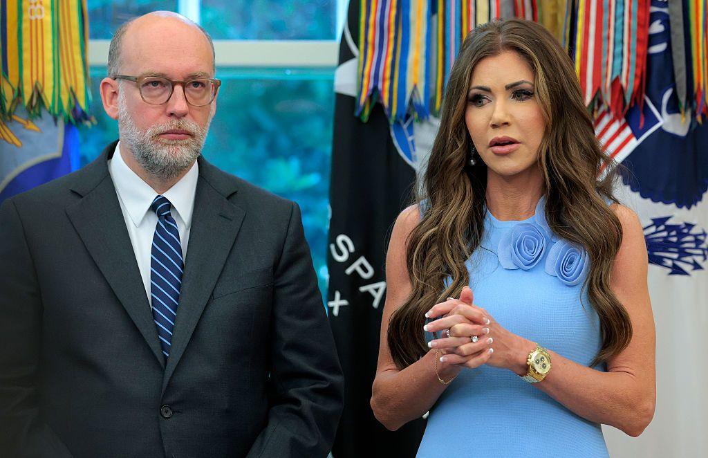 La secretaria de Seguridad Nacional Kristi Noem, acompañada por el director de la Oficina de Gestión y Presupuesto Russell Vought, responde a las preguntas de los reporteros durante un evento con el presidente Donald Trump sobre la preparación para desastres naturales en la Oficina Oval de la Casa Blanca el 10 de junio de 2025 en Washington, DC. (Foto de Anna Moneymaker/Getty Images)