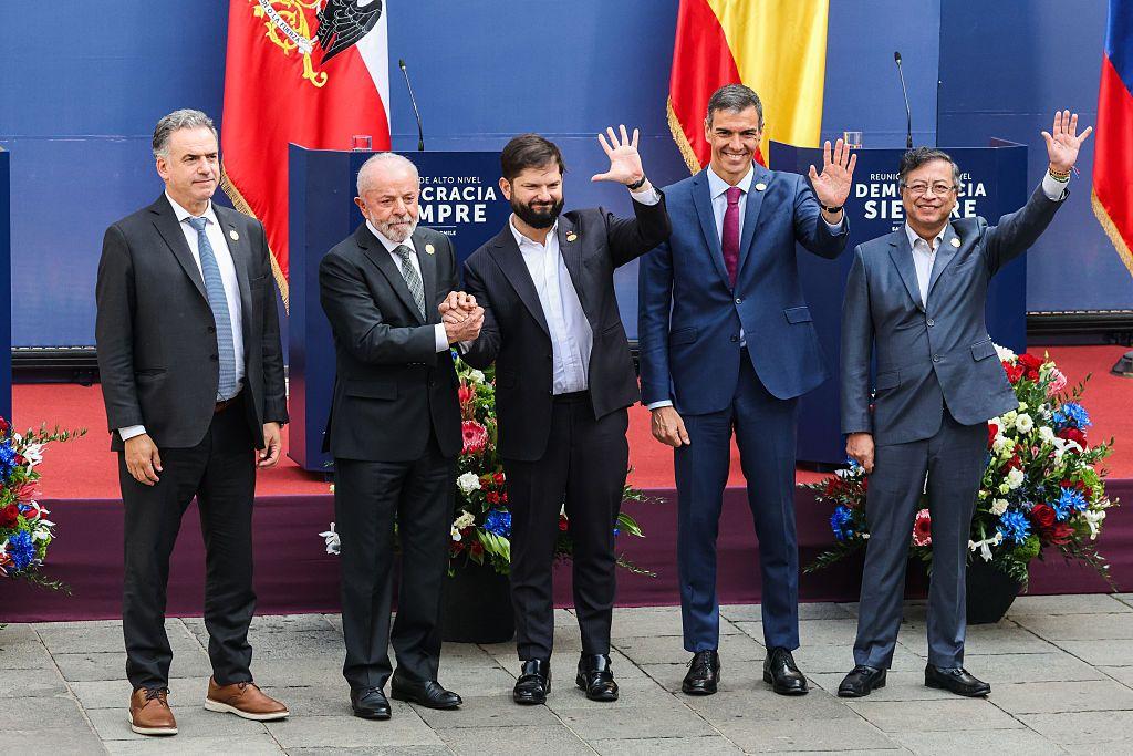 O presidente do Chile, Gabriel Boric Font (C), &eacute; visto com os presidentes do Brasil, Luiz In&aacute;cio Lula da Silva (E2); da Espanha, Pedro S&aacute;nchez (D2); do Uruguai, Yamand&uacute; Orsi (E); e da Col&ocirc;mbia, Gustavo Petro (D)