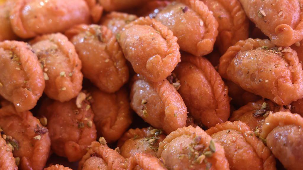 Tradicionalni indijski slatkiš, ovalnog oblika, ukrašen kokosovim pahuljicama