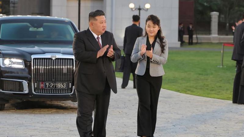북한 김정은 국무위원장과 그의 딸 김주애가 2024년 10월 10일 평양에서 열린 조선로동당 창건 79주년 경축 행사에 참석하고 있다