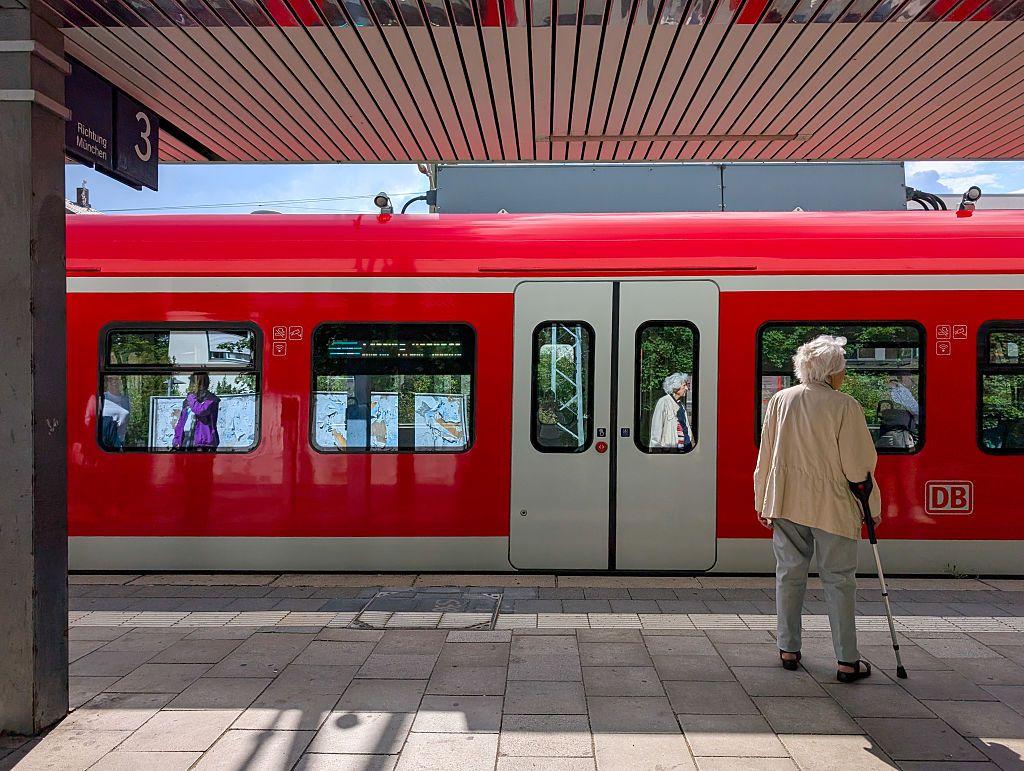 Mujer mayor de edad esperando el metro en Alemania.
