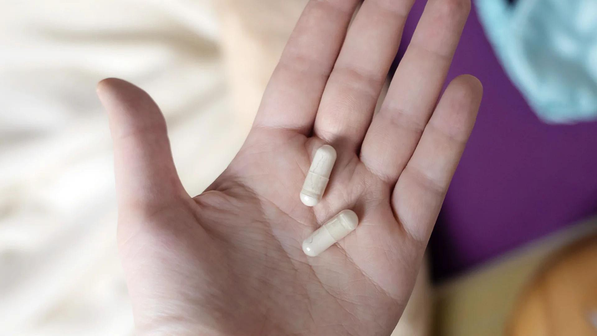 šaka I u njoj dve pilule